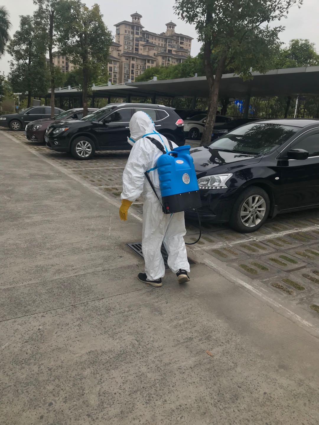 珠海殺蟲公司的師傅們穿上專業防（fáng）護設施來（lái）做消殺除害（hài）蟲防治(圖3)