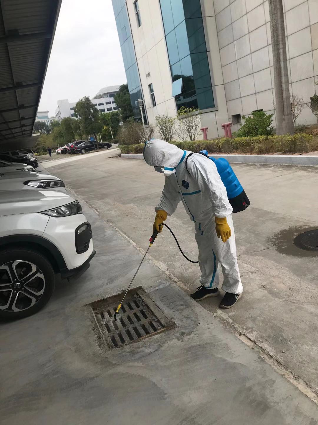 珠海殺蟲公司的師傅們穿（chuān）上專業防護設（shè）施來做消殺除害蟲防治(圖4)